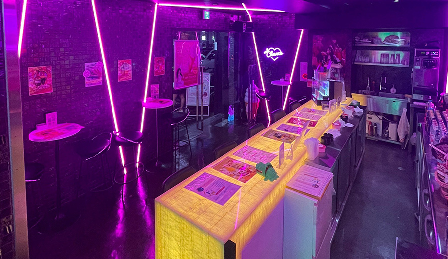 難波ミナミのバニーコンセプトガールズバーで楽しむ初めての一人飲みガイド